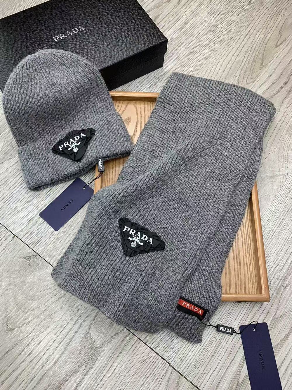 💕 Prada Women's Winter Hat & Scarf Set - Picture 5 of 6